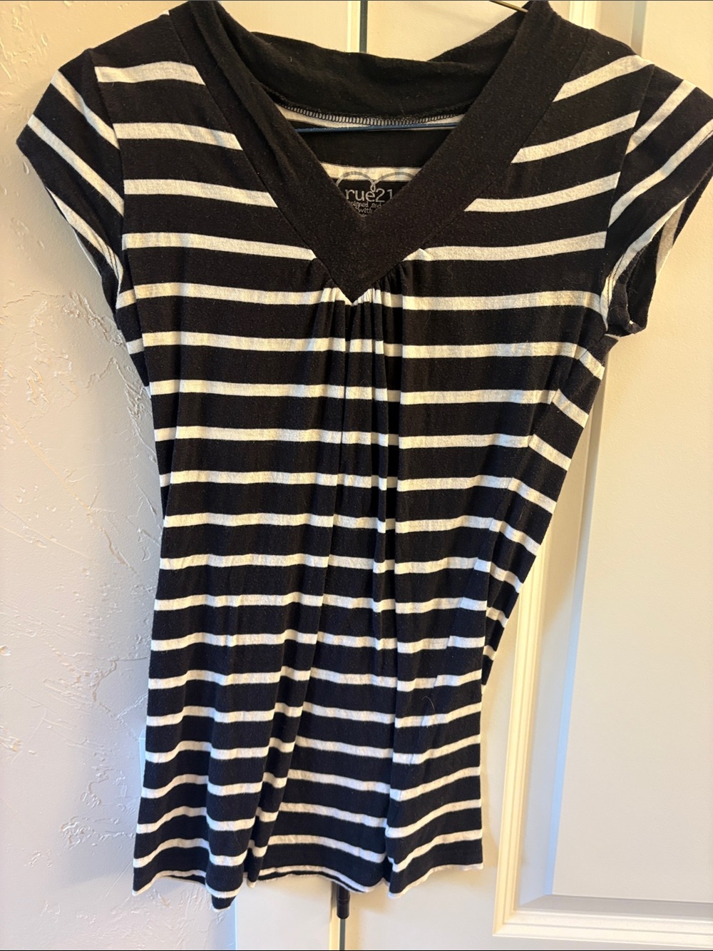 Rue21 Black & White Striped V-Neck Short Sleeve Top